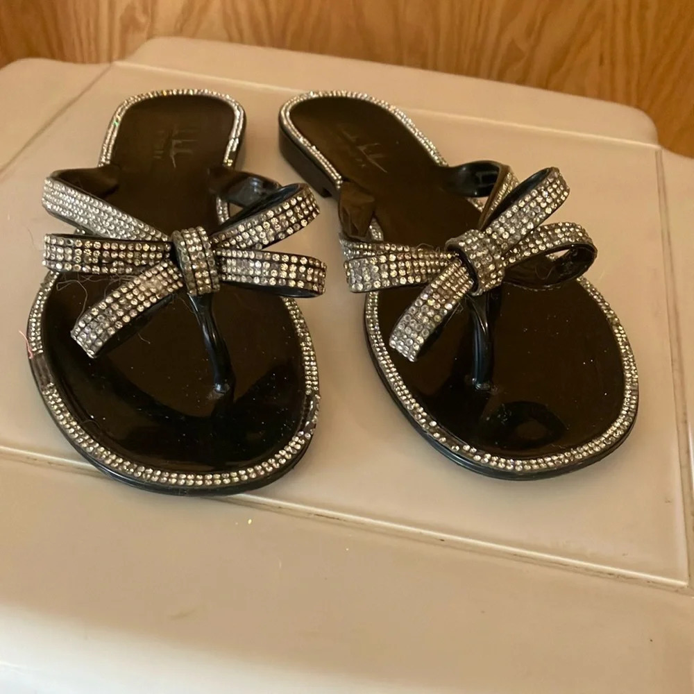 Women’s Nicole Miller Jewel Festes Bow Slip on Black Sandals Size 7. GUC
